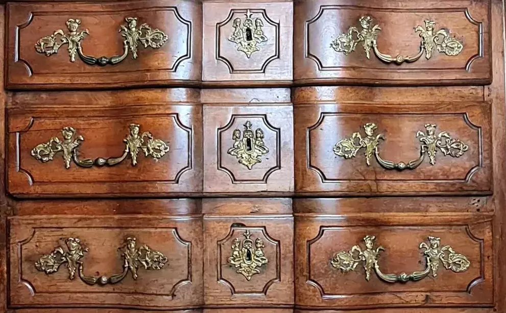 Commode Arbalette d'époque Régence en noyer – Dessus de marbre – Bronzes d'origine  -photo-5