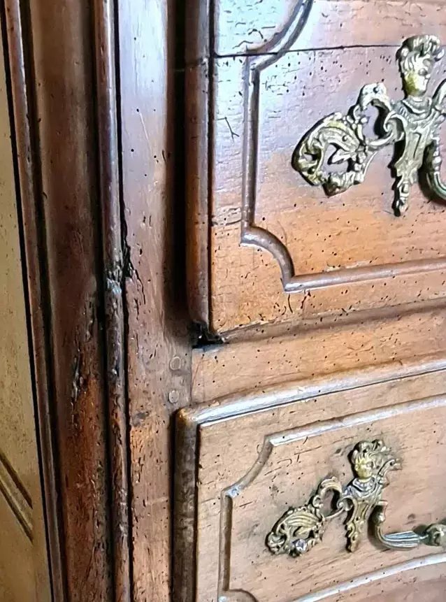 Commode Arbalette d'époque Régence en noyer – Dessus de marbre – Bronzes d'origine  -photo-6
