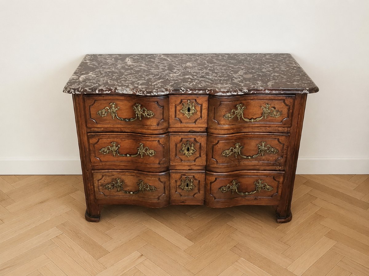 Commode Arbalette d'époque Régence en noyer – Dessus de marbre – Bronzes d'origine  