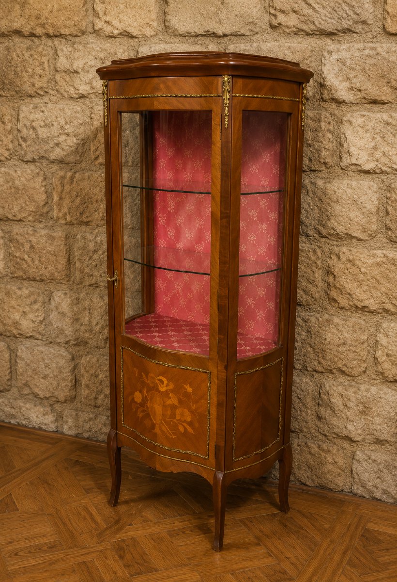 Vitrine galbée de style Louis XV marquetée et ornée de bronzes -photo-2
