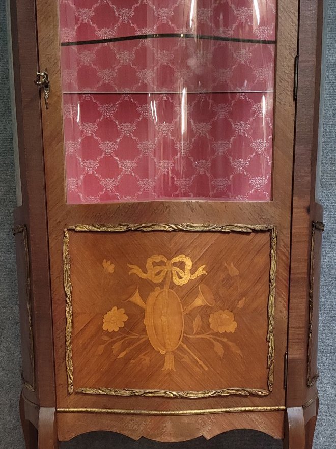 Vitrine galbée de style Louis XV marquetée et ornée de bronzes -photo-3