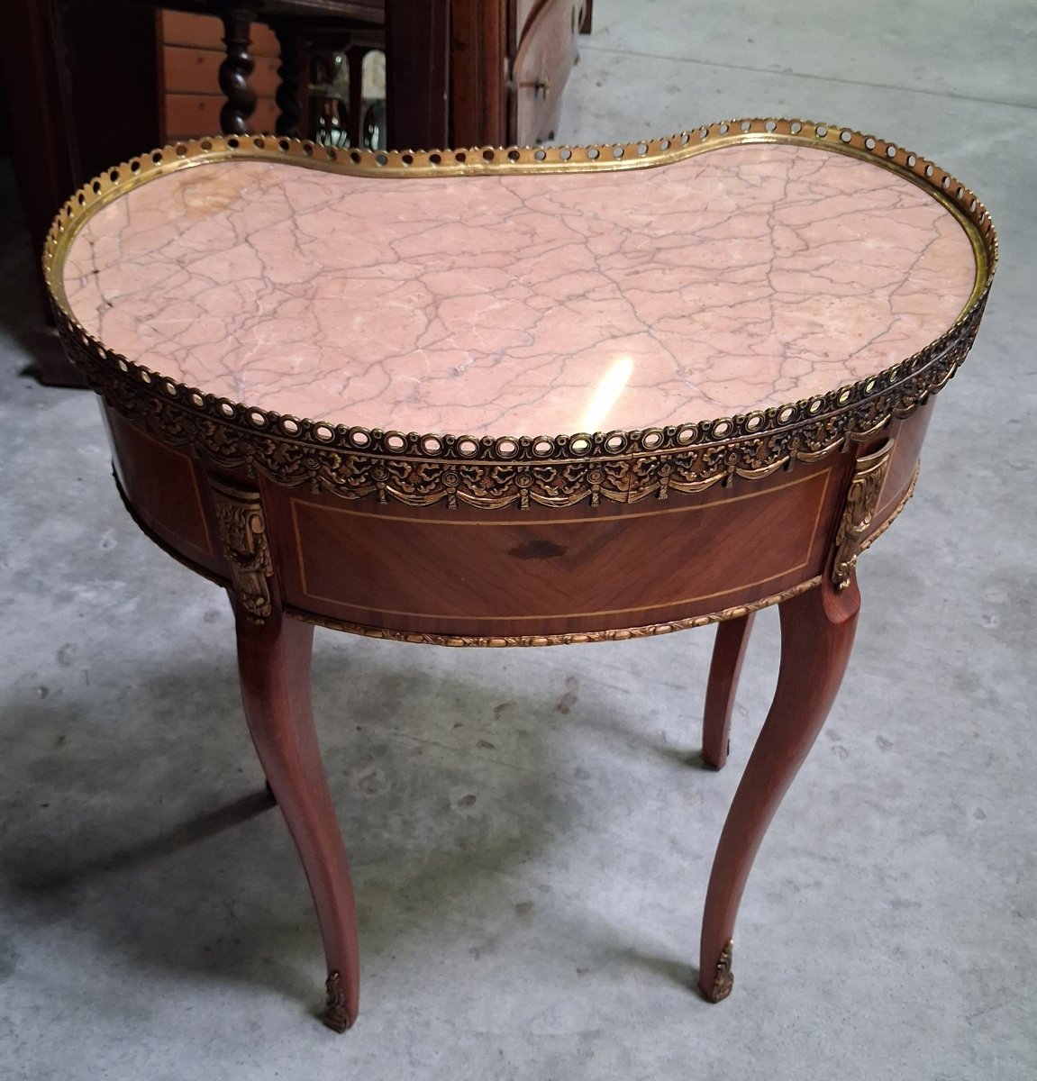 Bureau haricot de style Louis XV en marqueterie et bronze doré-photo-3