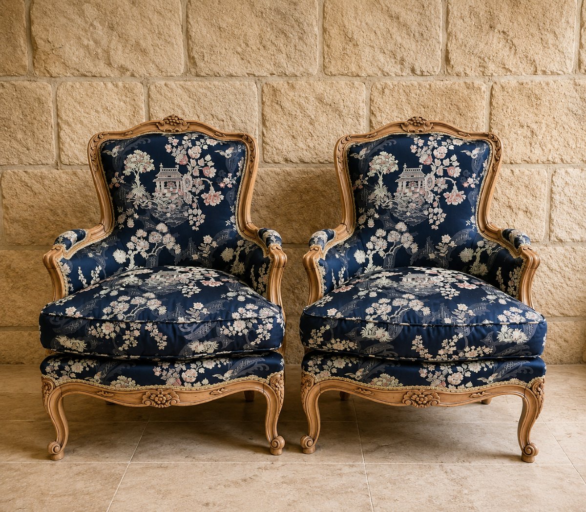 Paire de bergères de style Louis XV à tapisserie japonisante 