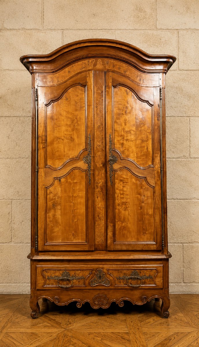 Importante armoire de mariage époque Louis XV en marquéterie et loupe