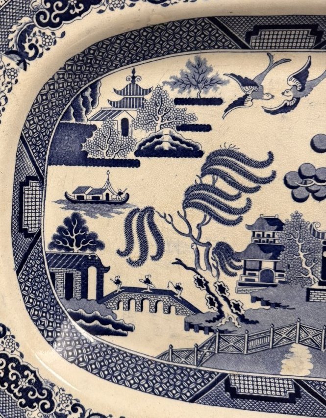 Grand plat en faïence fine bleu et blanc à décor chinoisant – XIXe siècle -photo-2