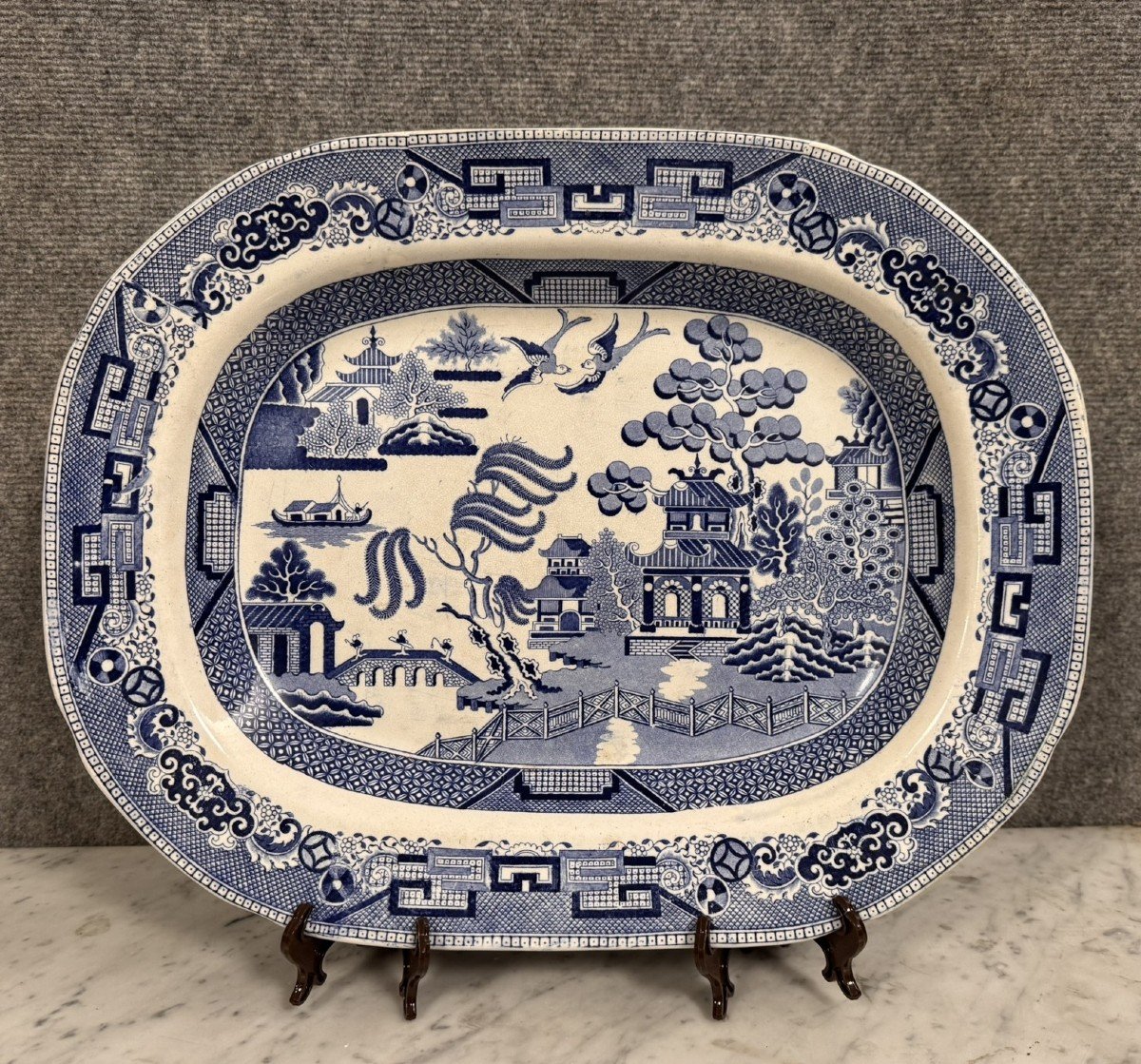 Grand plat en faïence fine bleu et blanc à décor chinoisant – XIXe siècle 