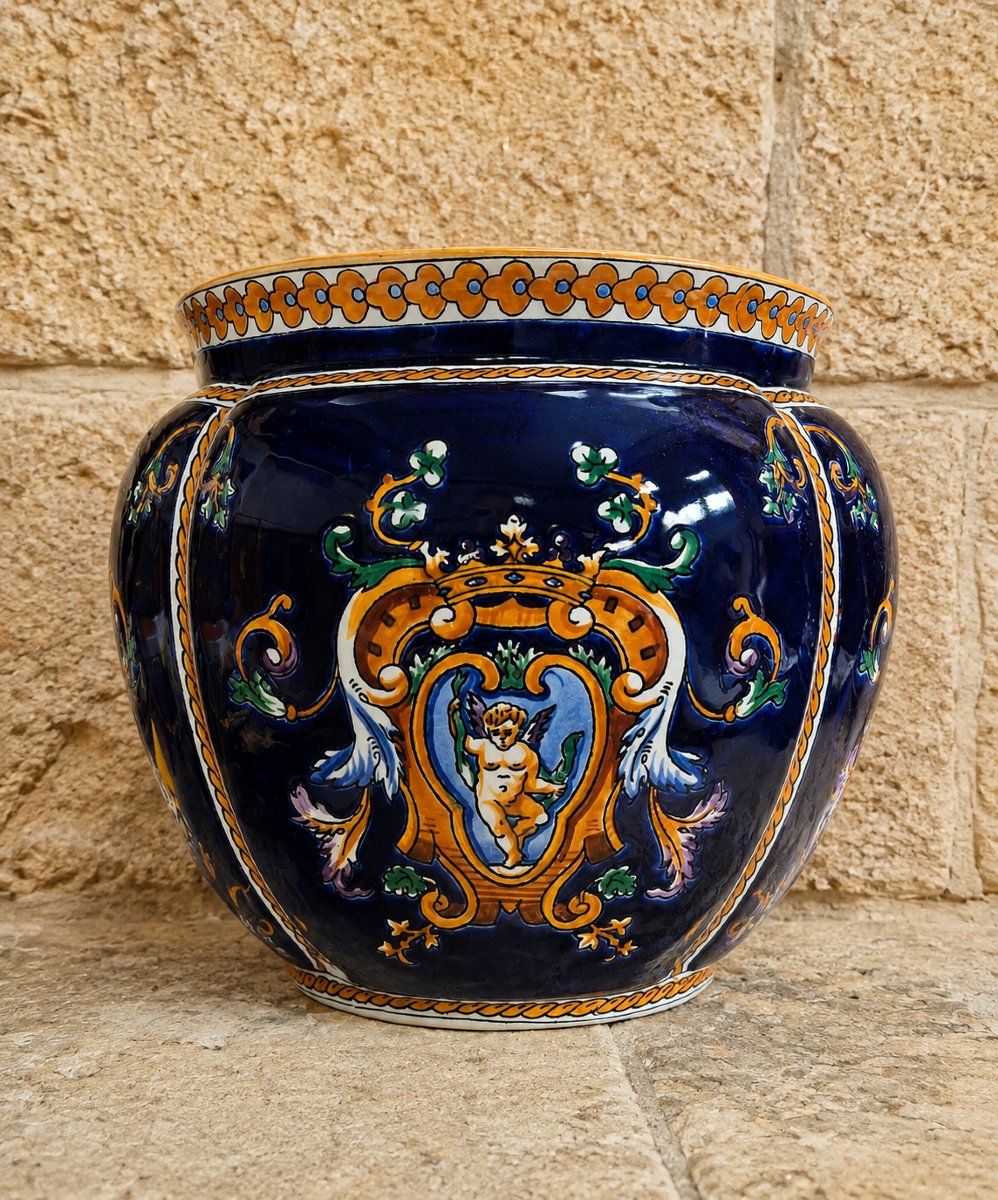 Gien : Cache-pot en faïence émaillée à décor héraldique – style Renaissance 