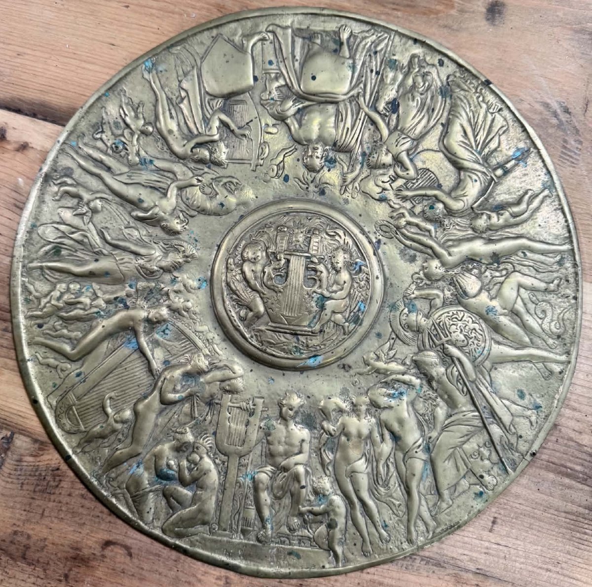 Tondo en bronze doré à décor mythologique – Les Arts et les Muses – XIXe siècle  -photo-2