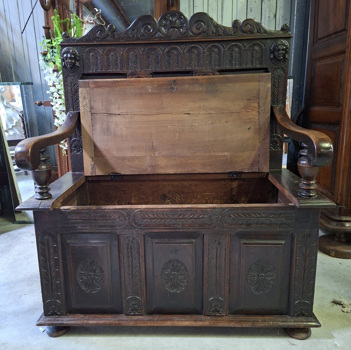 Banc coffre en bois richement sculpté – Style Renaissance – XIXe siècle -photo-3