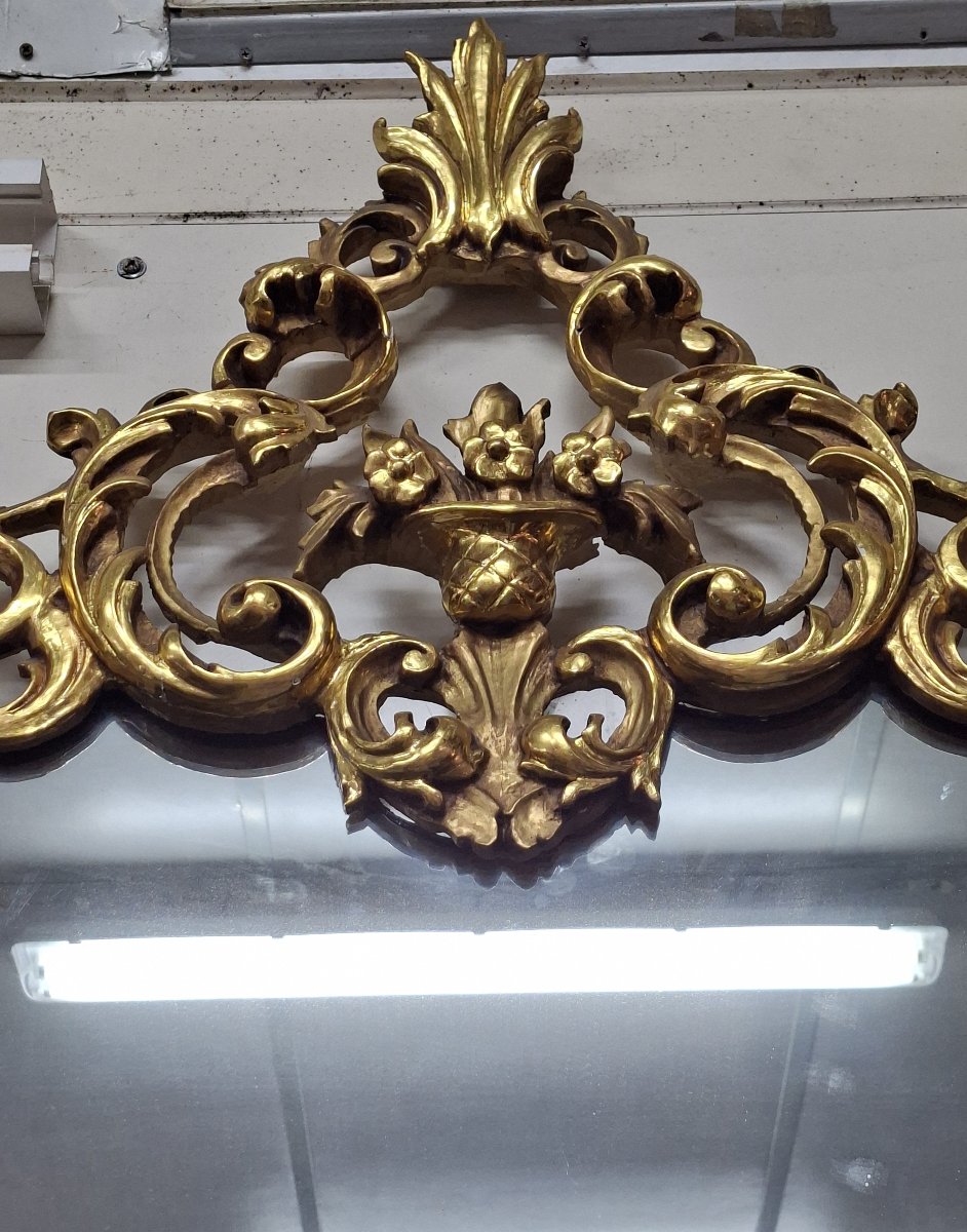Grand miroir en bois sculpté et doré – Décor rocaille – XXe siècle-photo-2