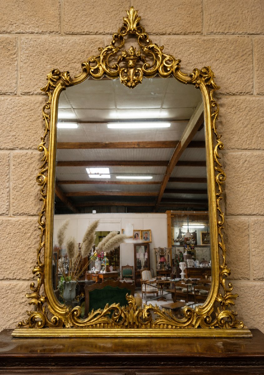 Grand miroir en bois sculpté et doré – Décor rocaille – XXe siècle