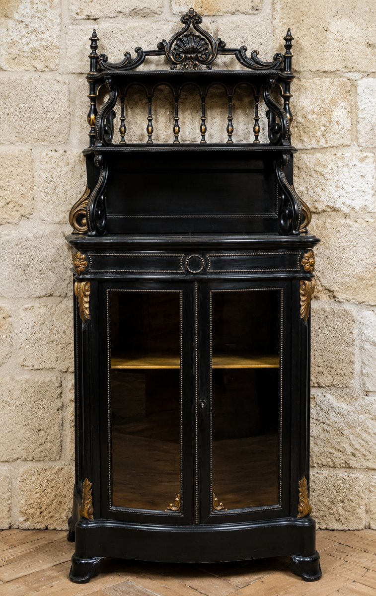 Meuble vitrine Napoléon III en bois noirci et rehauts dorés – XIXe siècle 