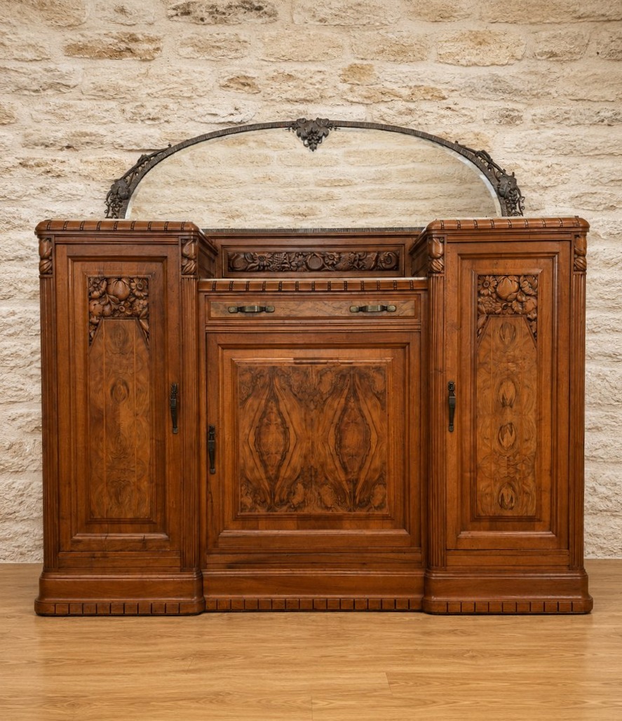 Buffet Art Déco en noyer sculpté avec miroir – vers 1930