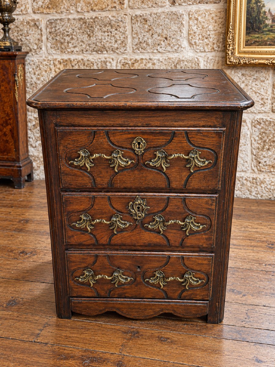 Louis XIV-era Ladies' Chest Of Drawers With Three Drawers, Made Of Oak – Carved Decoration 