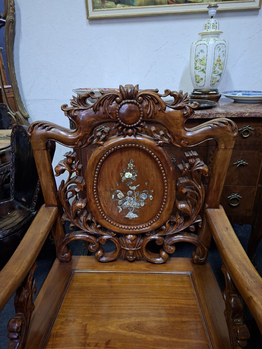 Paire de fauteuils asiatiques en bois sculpté et incrustations de nacre – XXe -photo-3