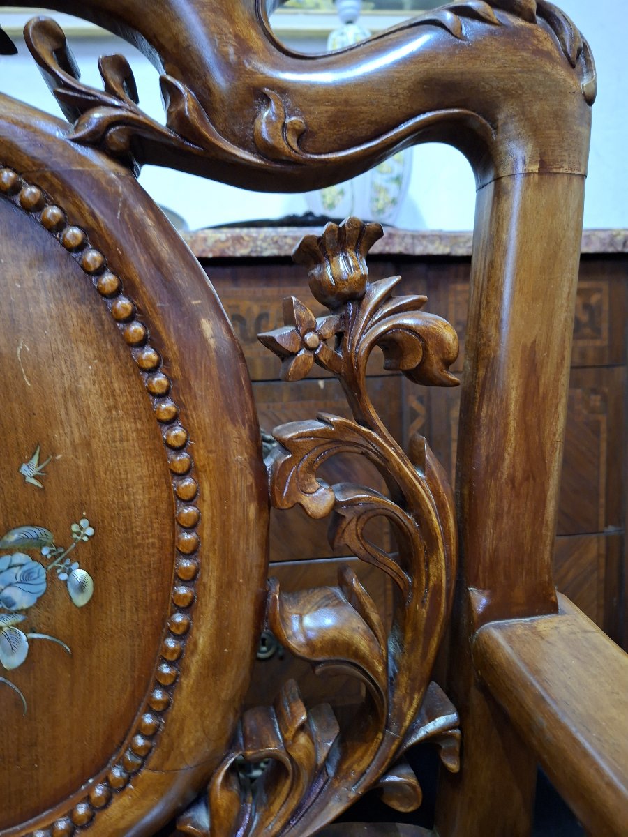 Paire de fauteuils asiatiques en bois sculpté et incrustations de nacre – XXe -photo-2