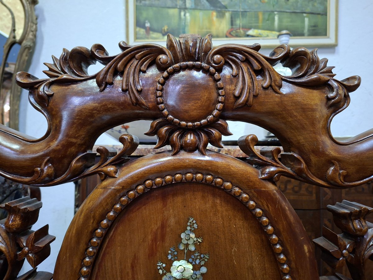 Paire de fauteuils asiatiques en bois sculpté et incrustations de nacre – XXe -photo-3
