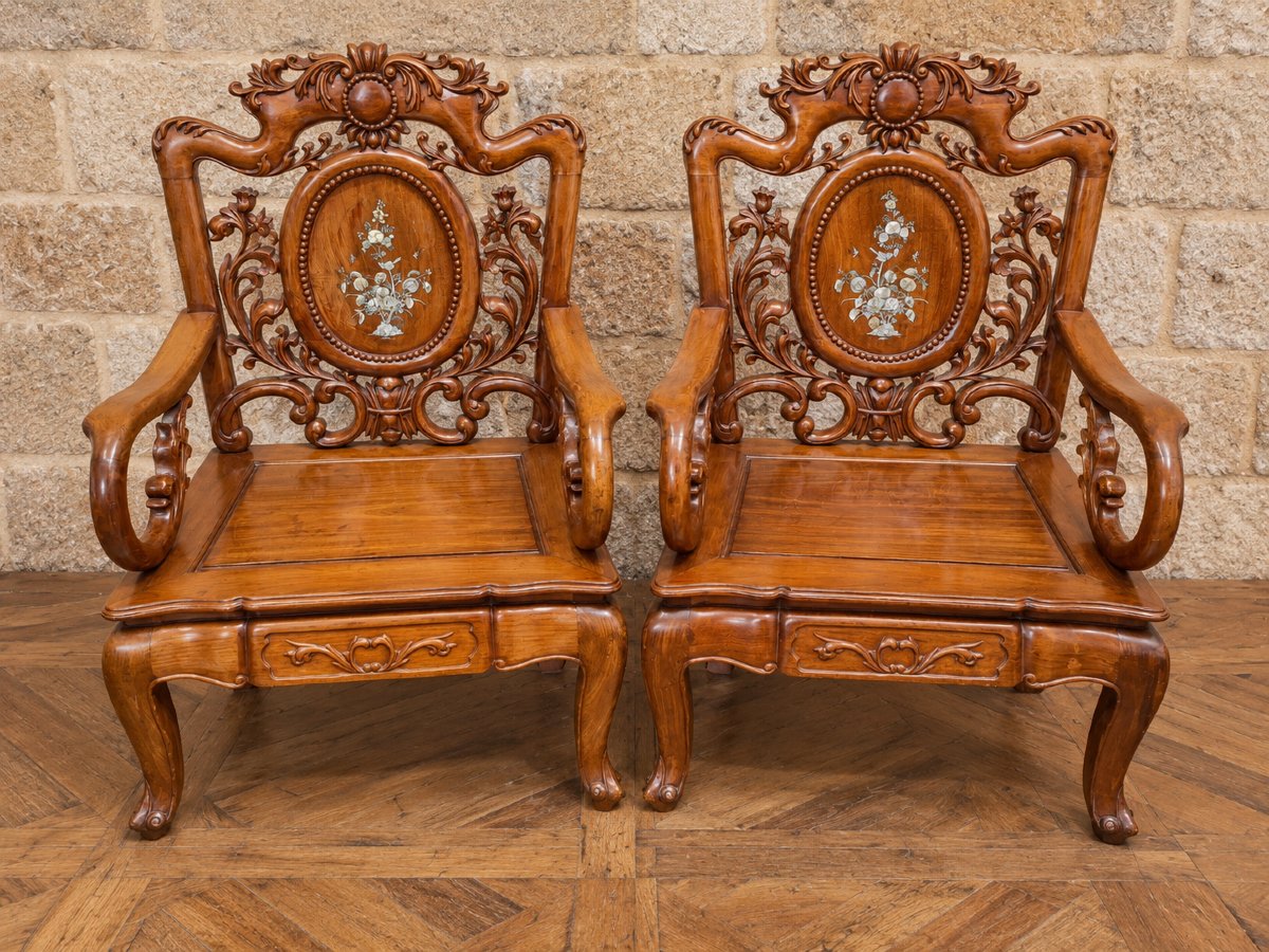 Paire de fauteuils asiatiques en bois sculpté et incrustations de nacre – XXe 
