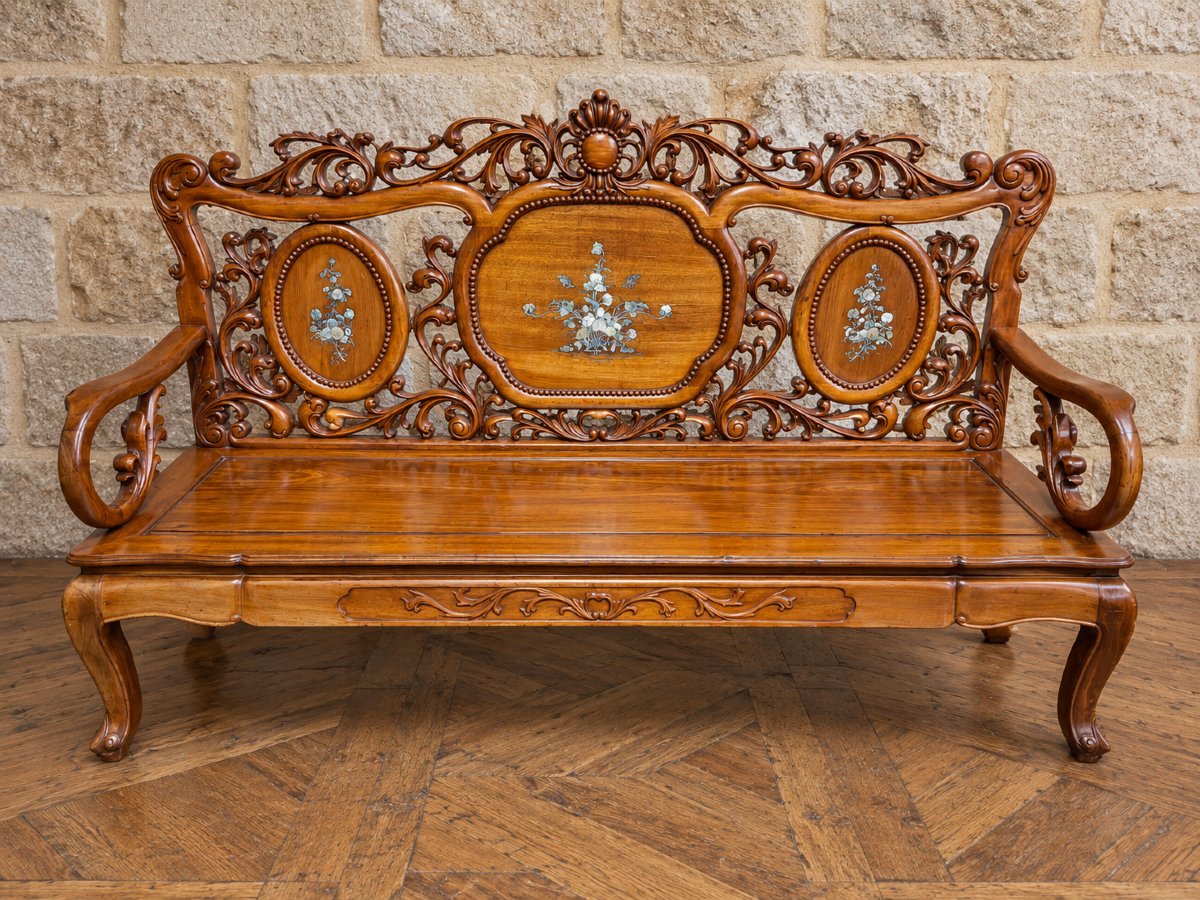 Banquette chinoise en bois sculpté et incrustations de nacre – XXe