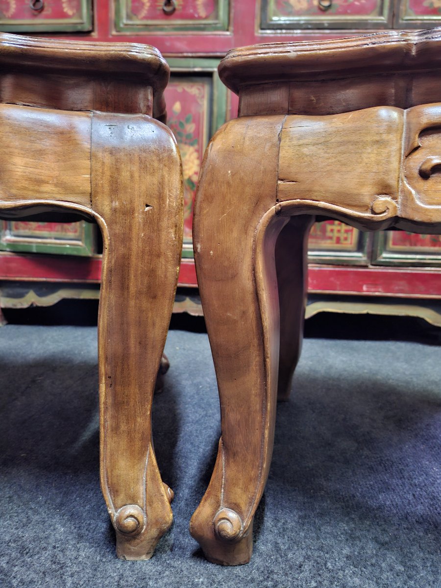 Paire de tables d’appoint chinoises en bois sculpté et incrustations de nacre – XXe siècle -photo-2