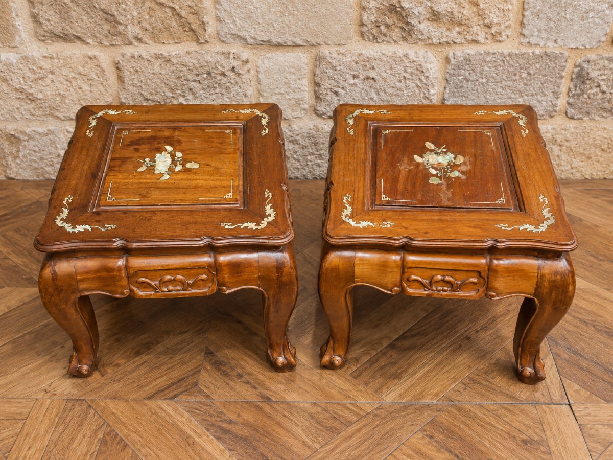 Paire de tables d’appoint chinoises en bois sculpté et incrustations de nacre – XXe siècle 