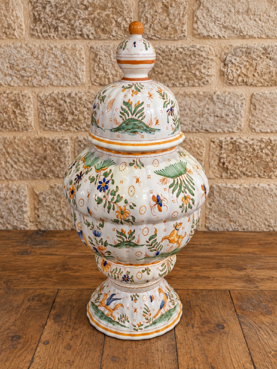 Importante potiche couverte en faïence dans le goût de Moustiers – H. 55 cm 