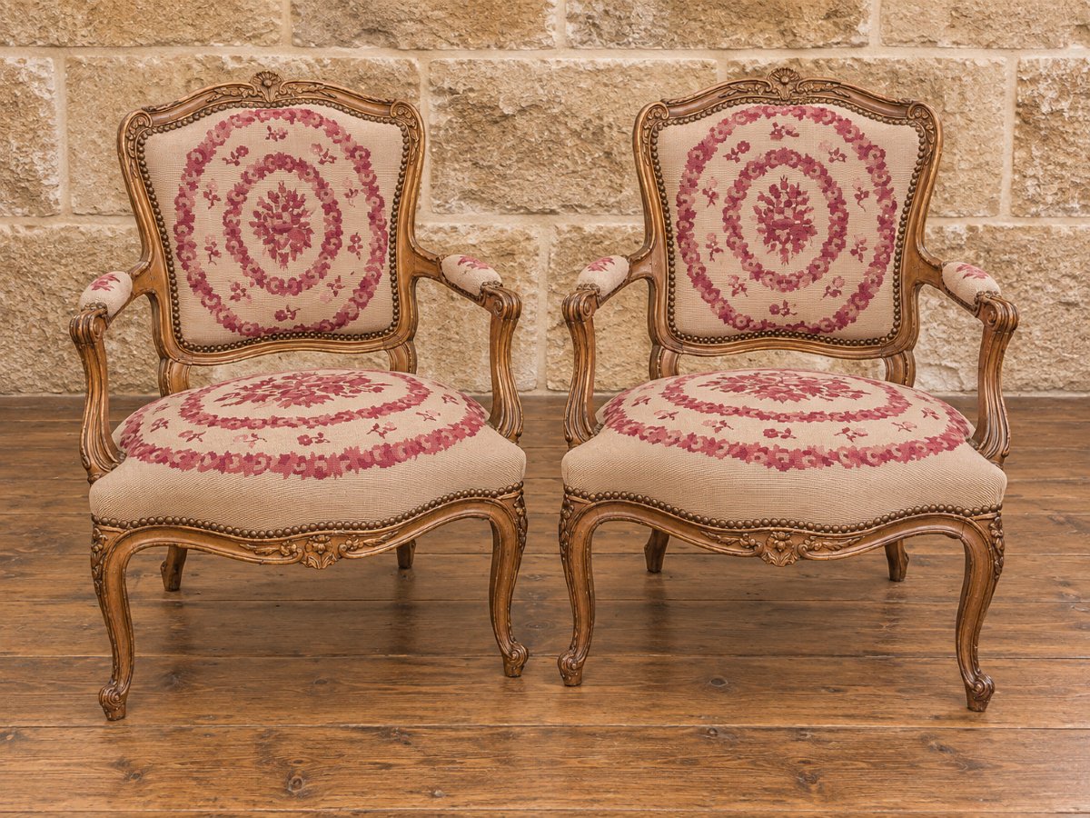 Paire de fauteuils dorés de style Louis XV – Tapisserie au petit point 