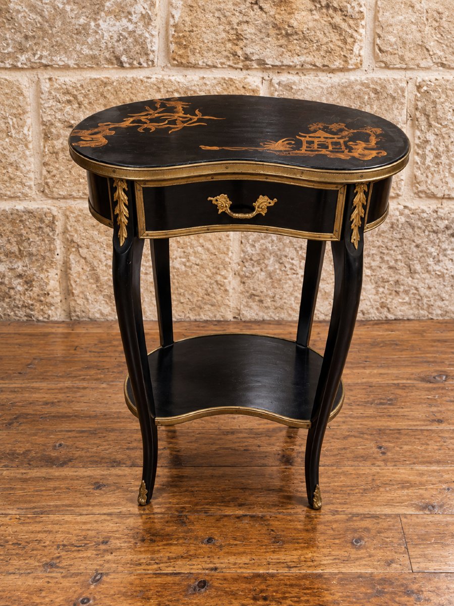 Table rognon japonisante – Bois laqué noir et décor doré – époque Napoléon III 