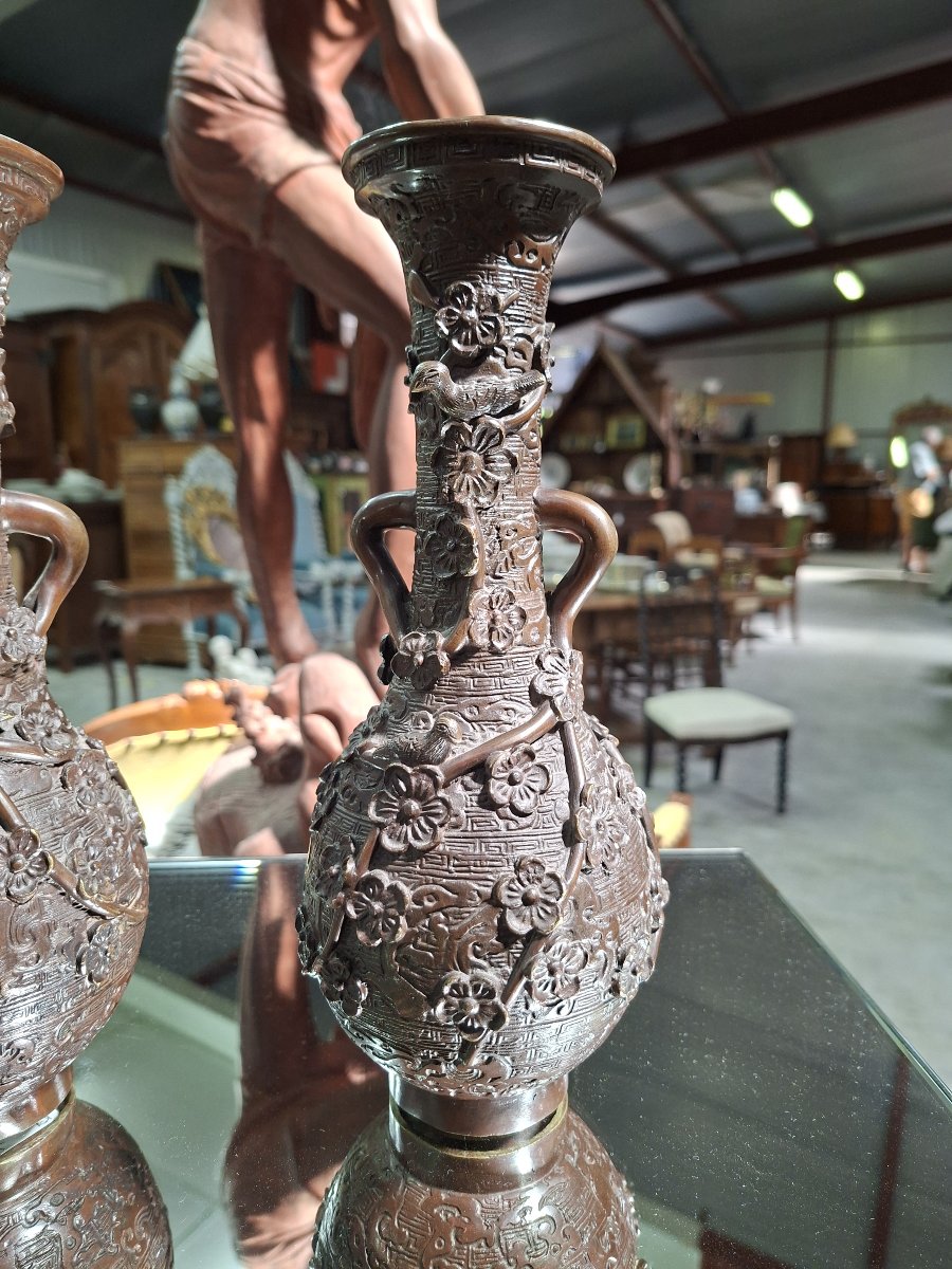 Paire de vases asiatiques en bronze à décor en relief – XIXe siècle-photo-2
