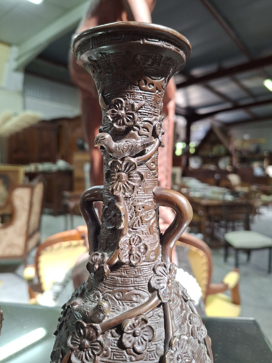 Paire de vases asiatiques en bronze à décor en relief – XIXe siècle-photo-3