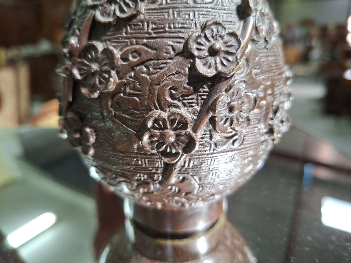 Paire de vases asiatiques en bronze à décor en relief – XIXe siècle-photo-1