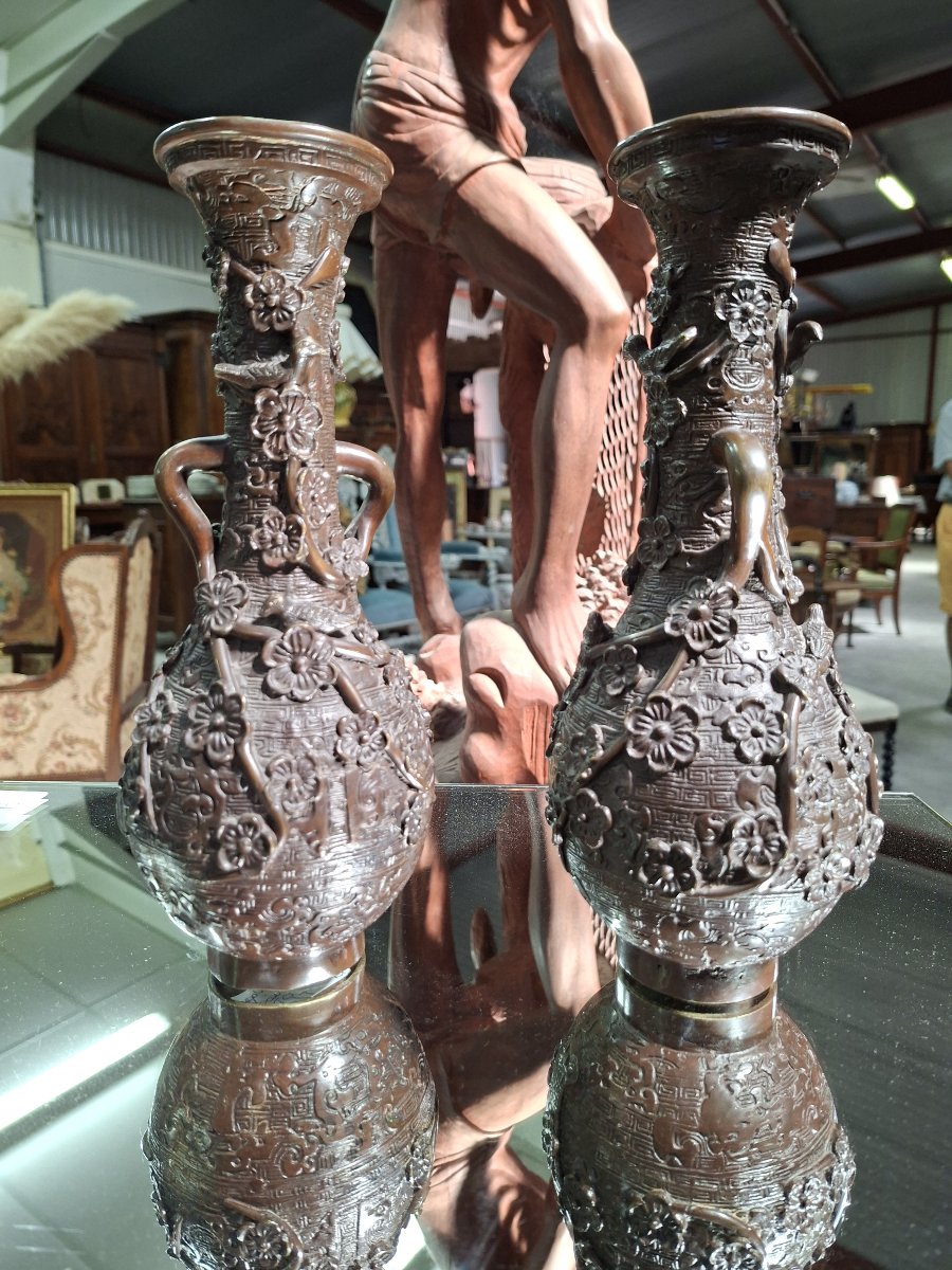 Paire de vases asiatiques en bronze à décor en relief – XIXe siècle-photo-2