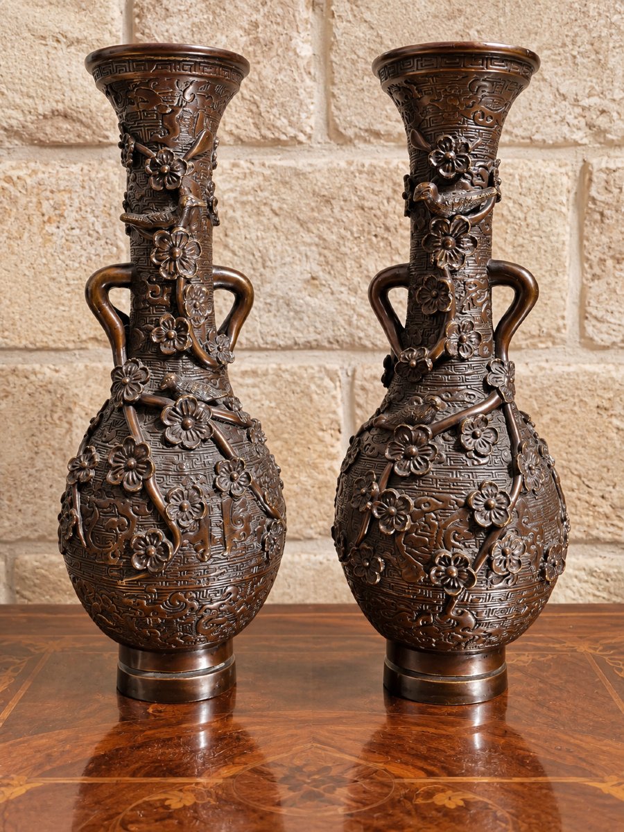 Paire de vases asiatiques en bronze à décor en relief – XIXe siècle