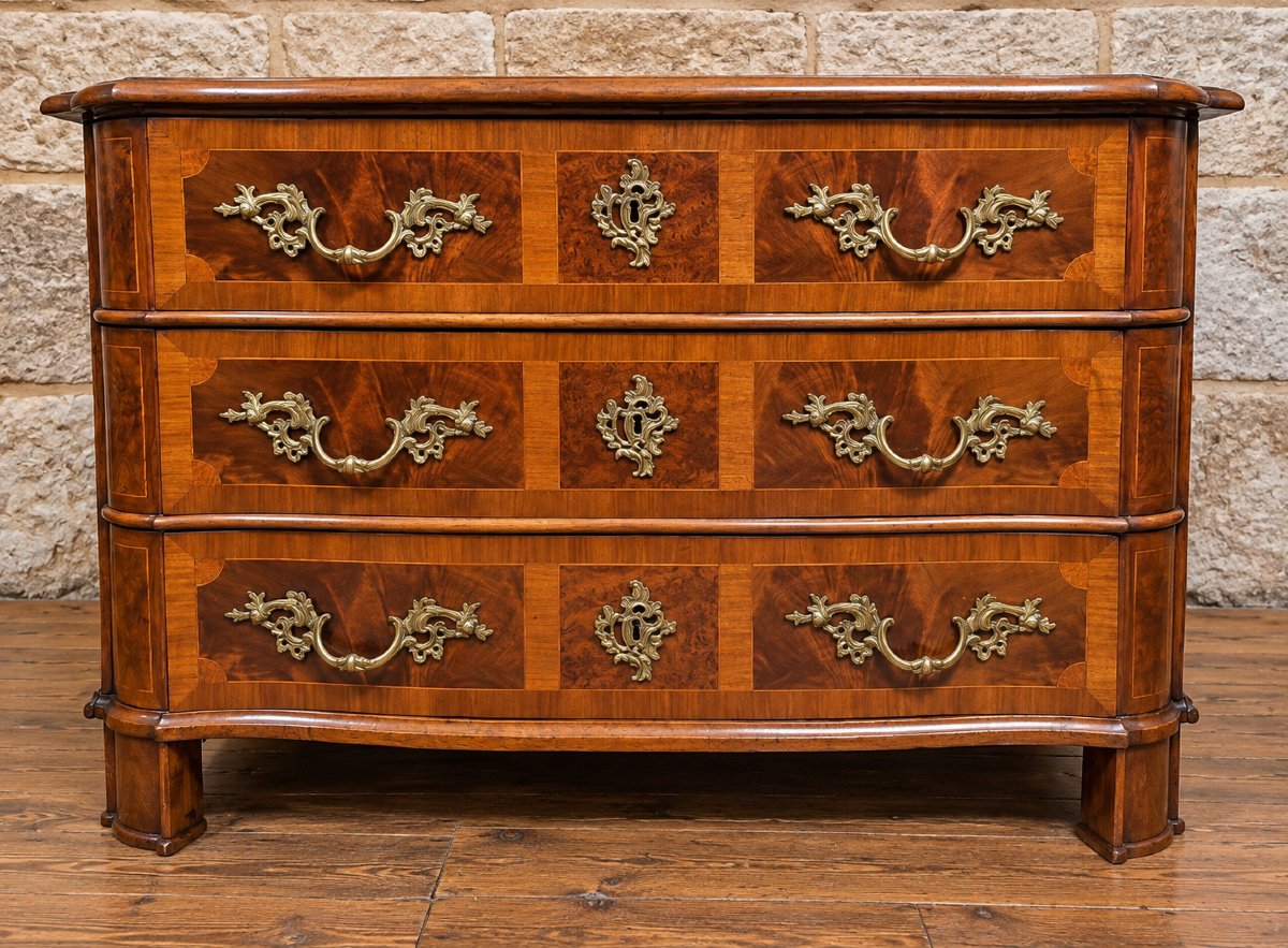 Commode galbée époque Louis XIV en marqueterie - garniture de bronzes dorés 