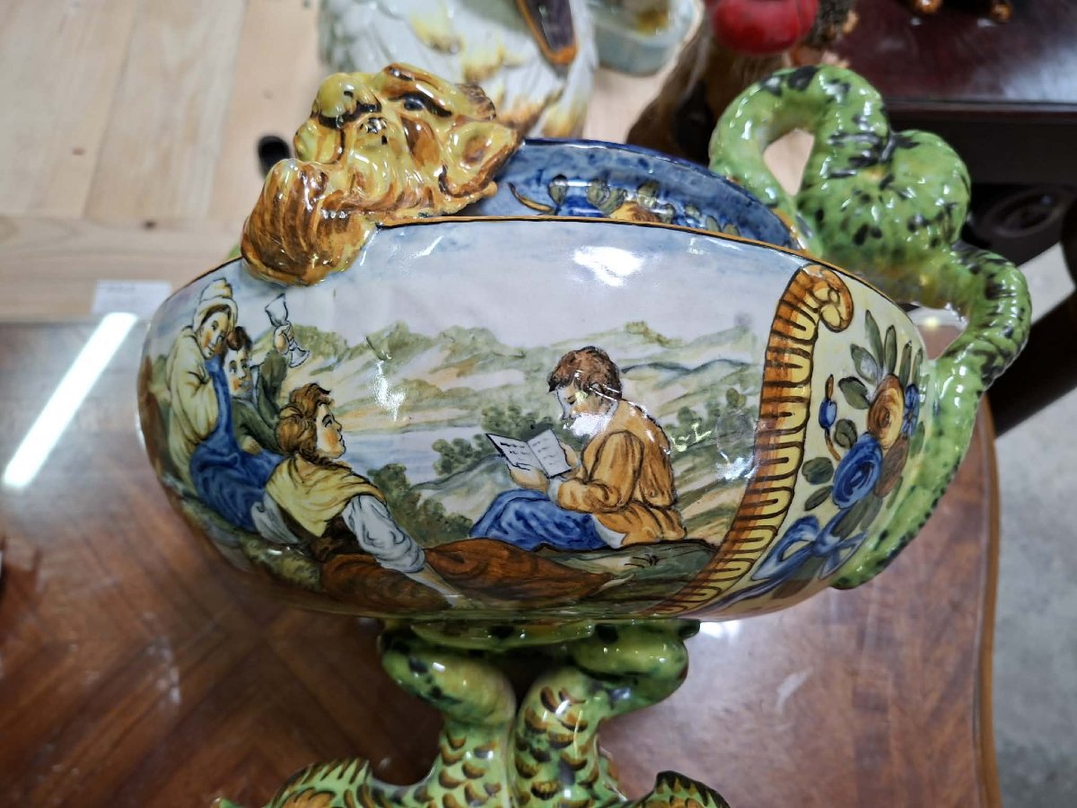 Grande coupe en faïence polychrome – Décor de personnages et animaux fantastiques -photo-3