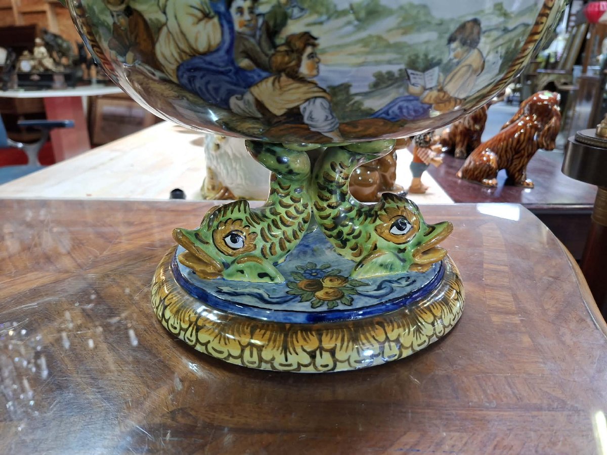 Grande coupe en faïence polychrome – Décor de personnages et animaux fantastiques -photo-1