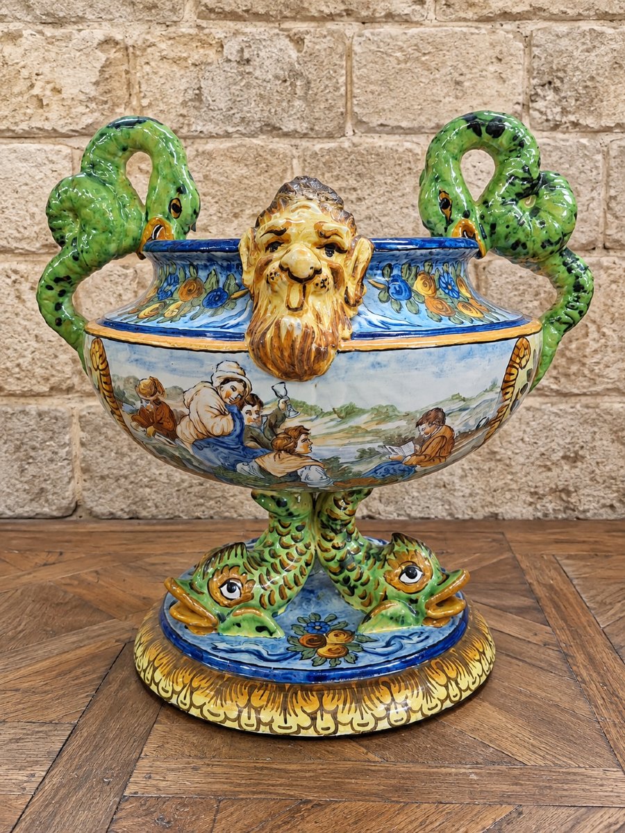 Grande coupe en faïence polychrome – Décor de personnages et animaux fantastiques 
