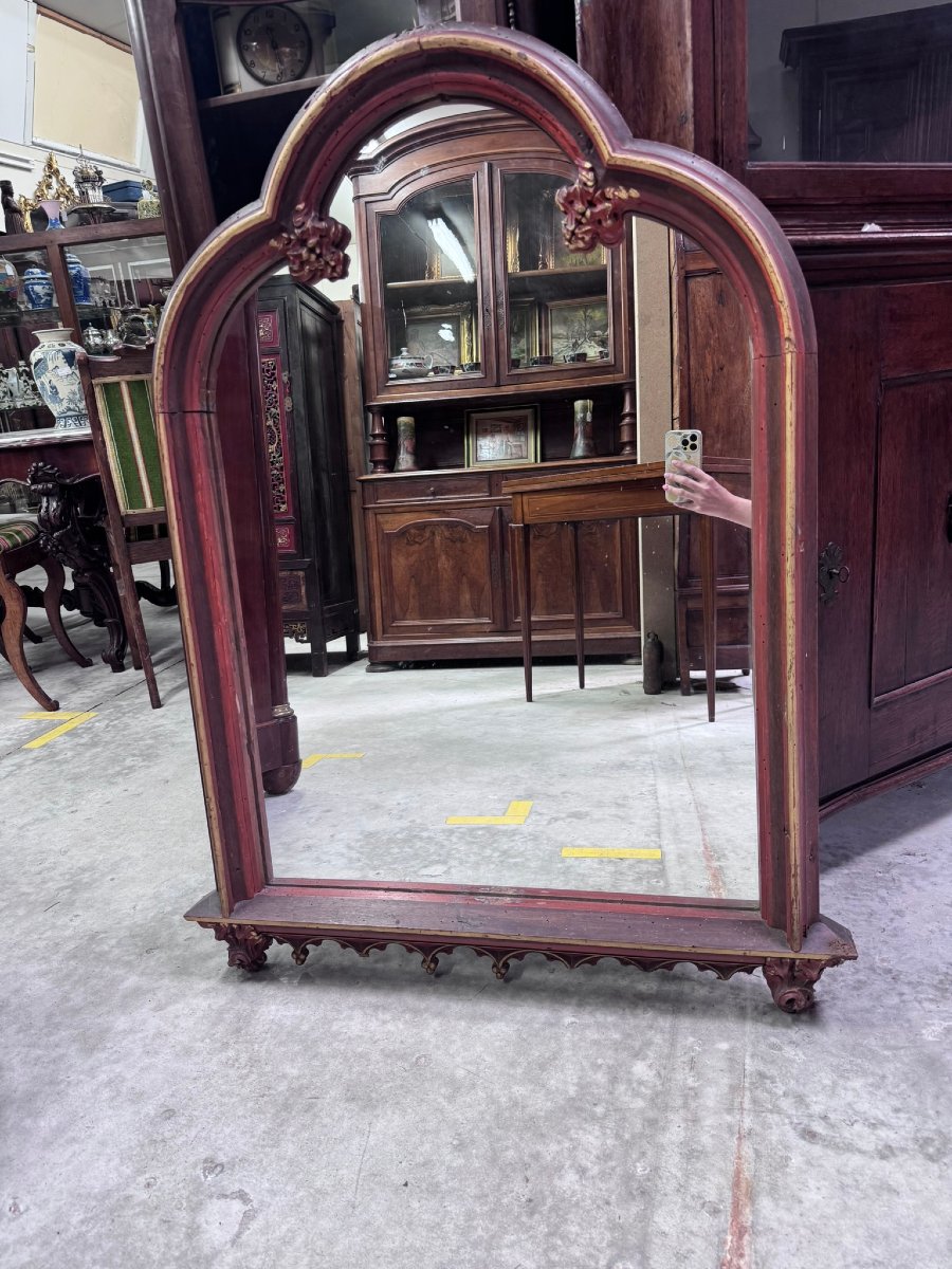 Grand miroir néogothique polylobé en bois sculpté et doré – XXe siècle -photo-1