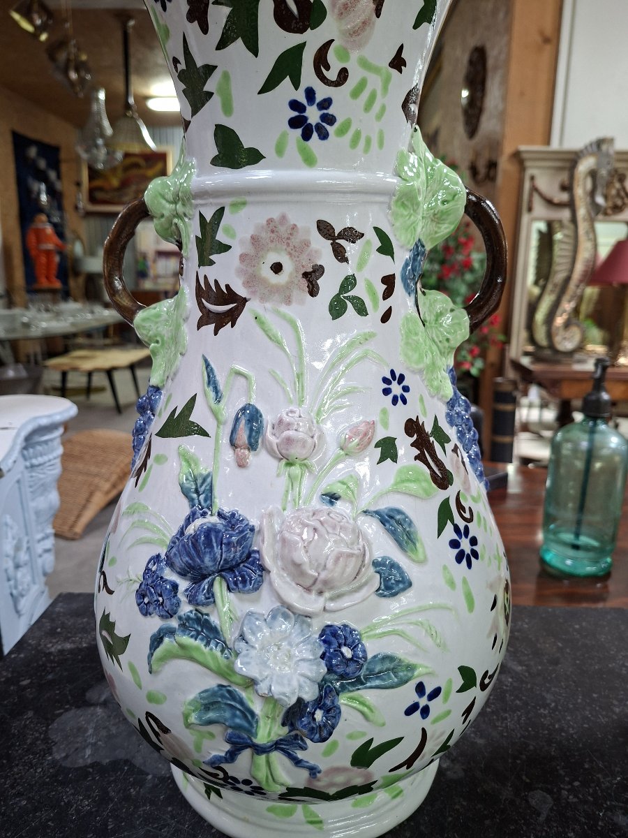 Grand vase en faïence polychrome à décor floral en relief – XXe siècle -photo-2