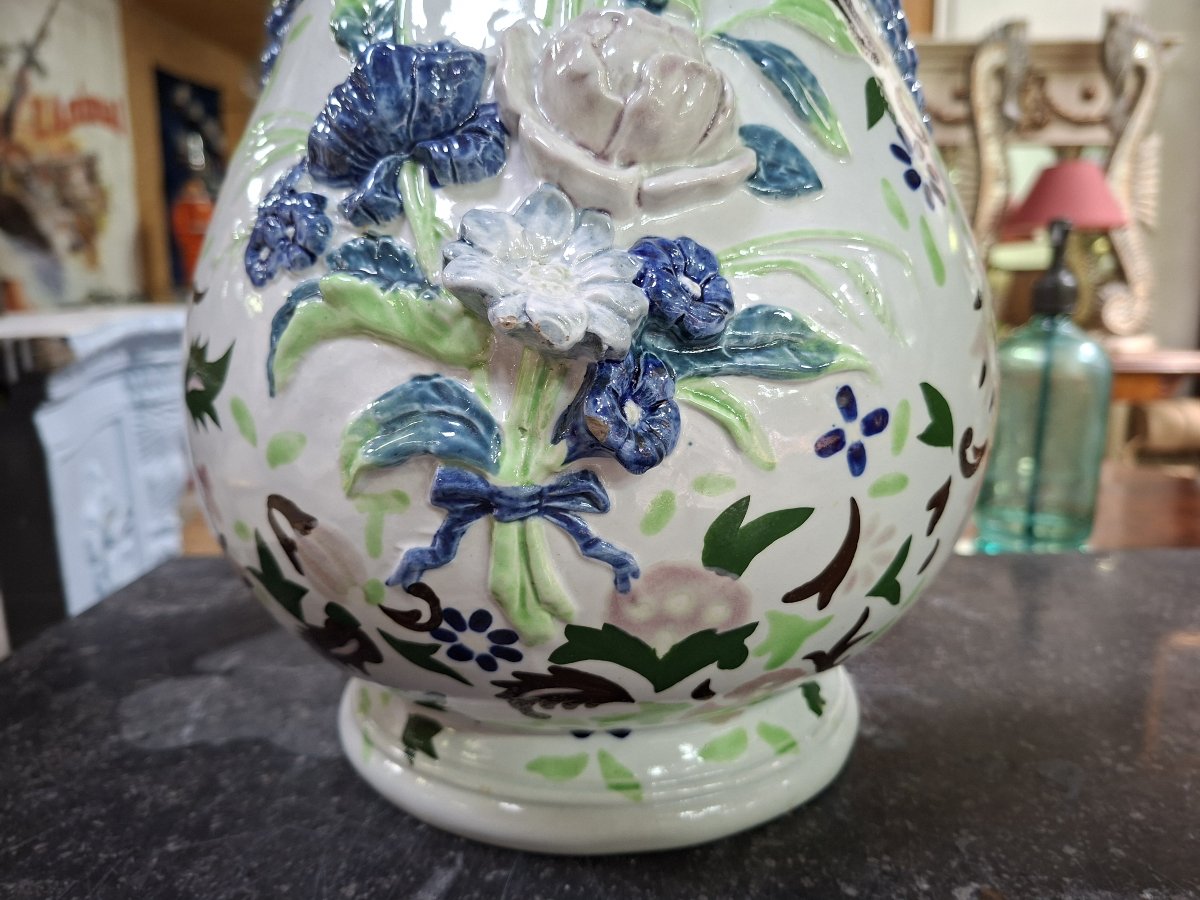 Grand vase en faïence polychrome à décor floral en relief – XXe siècle -photo-3