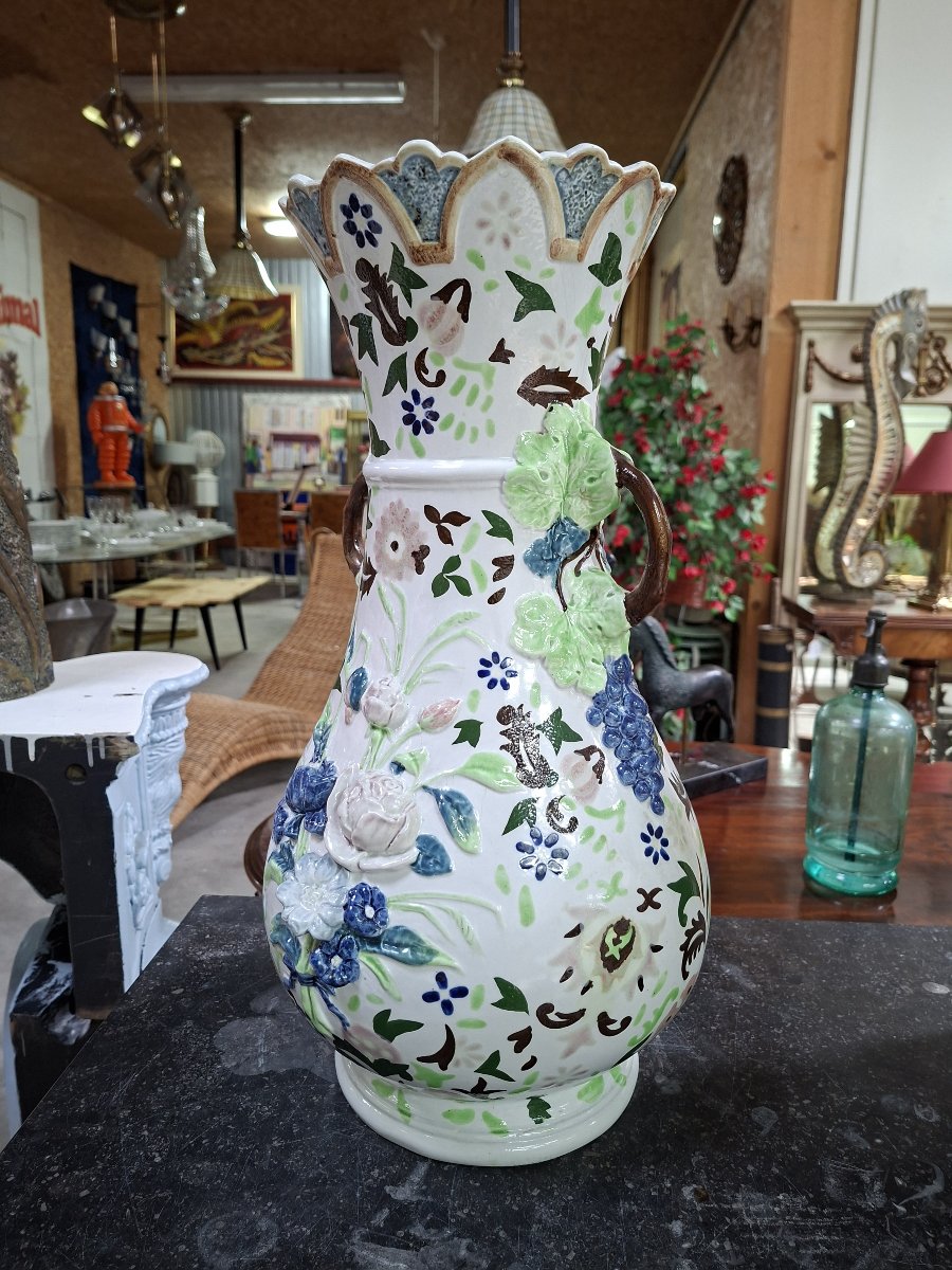 Grand vase en faïence polychrome à décor floral en relief – XXe siècle -photo-4
