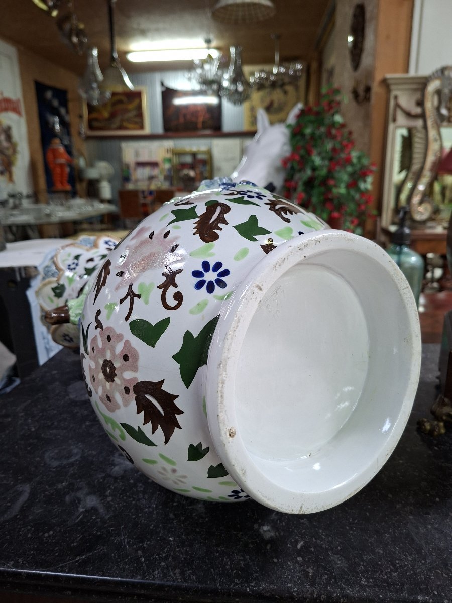 Grand vase en faïence polychrome à décor floral en relief – XXe siècle -photo-2