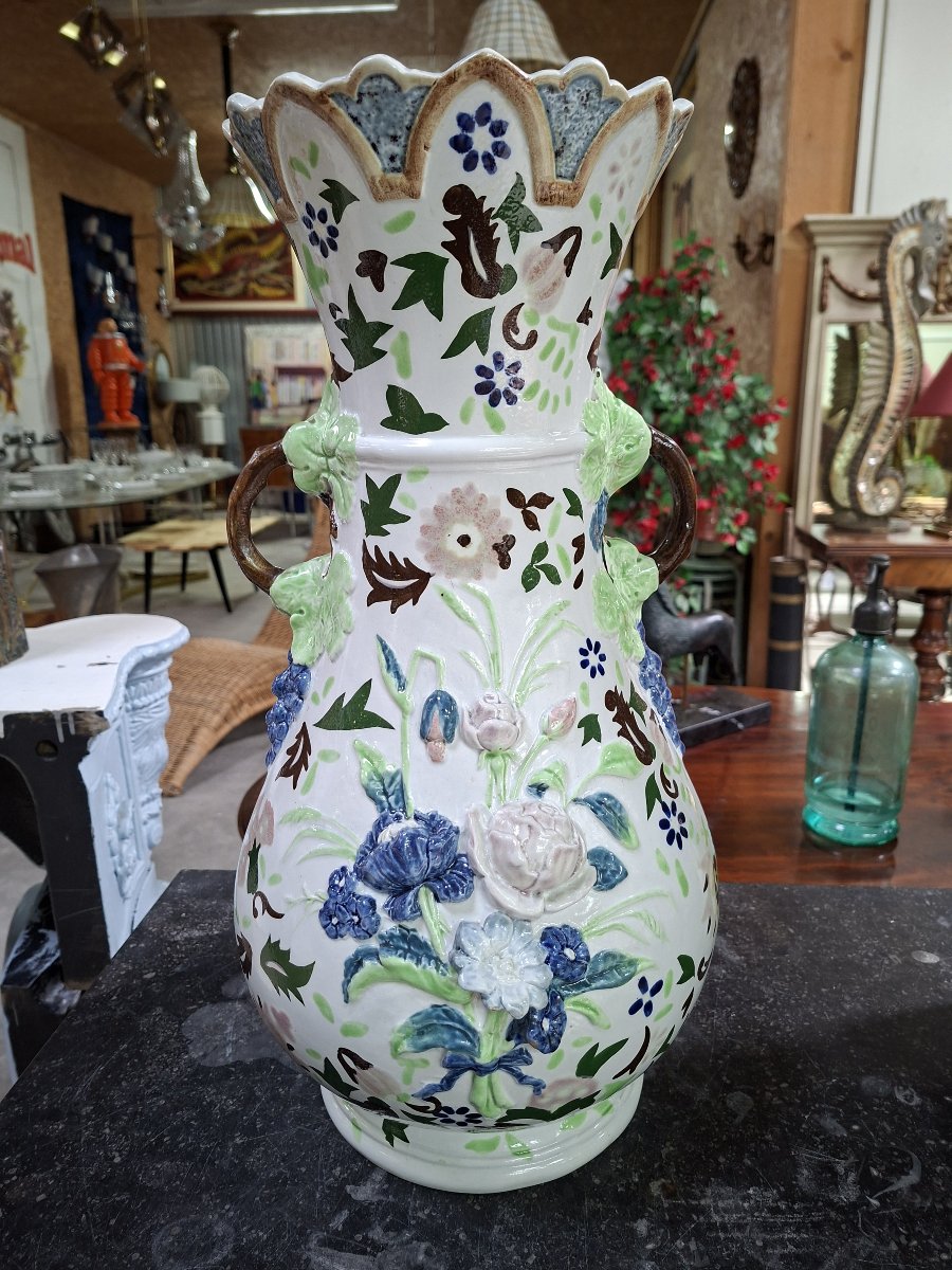 Grand vase en faïence polychrome à décor floral en relief – XXe siècle -photo-3