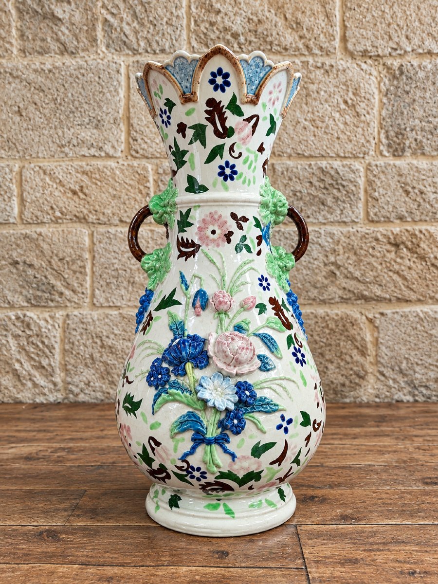 Grand vase en faïence polychrome à décor floral en relief – XXe siècle 