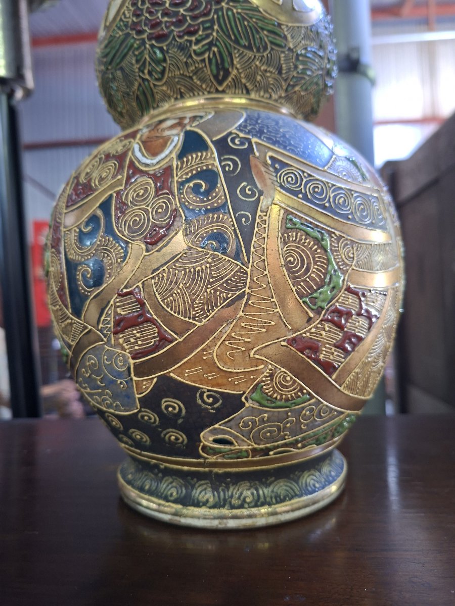 Satsuma époque Meiji : Vase gourde en céramique polychrome et dorée -photo-1
