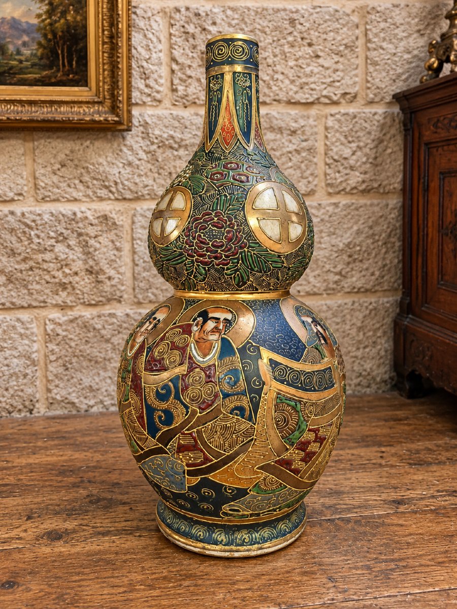 Satsuma époque Meiji : Vase gourde en céramique polychrome et dorée 