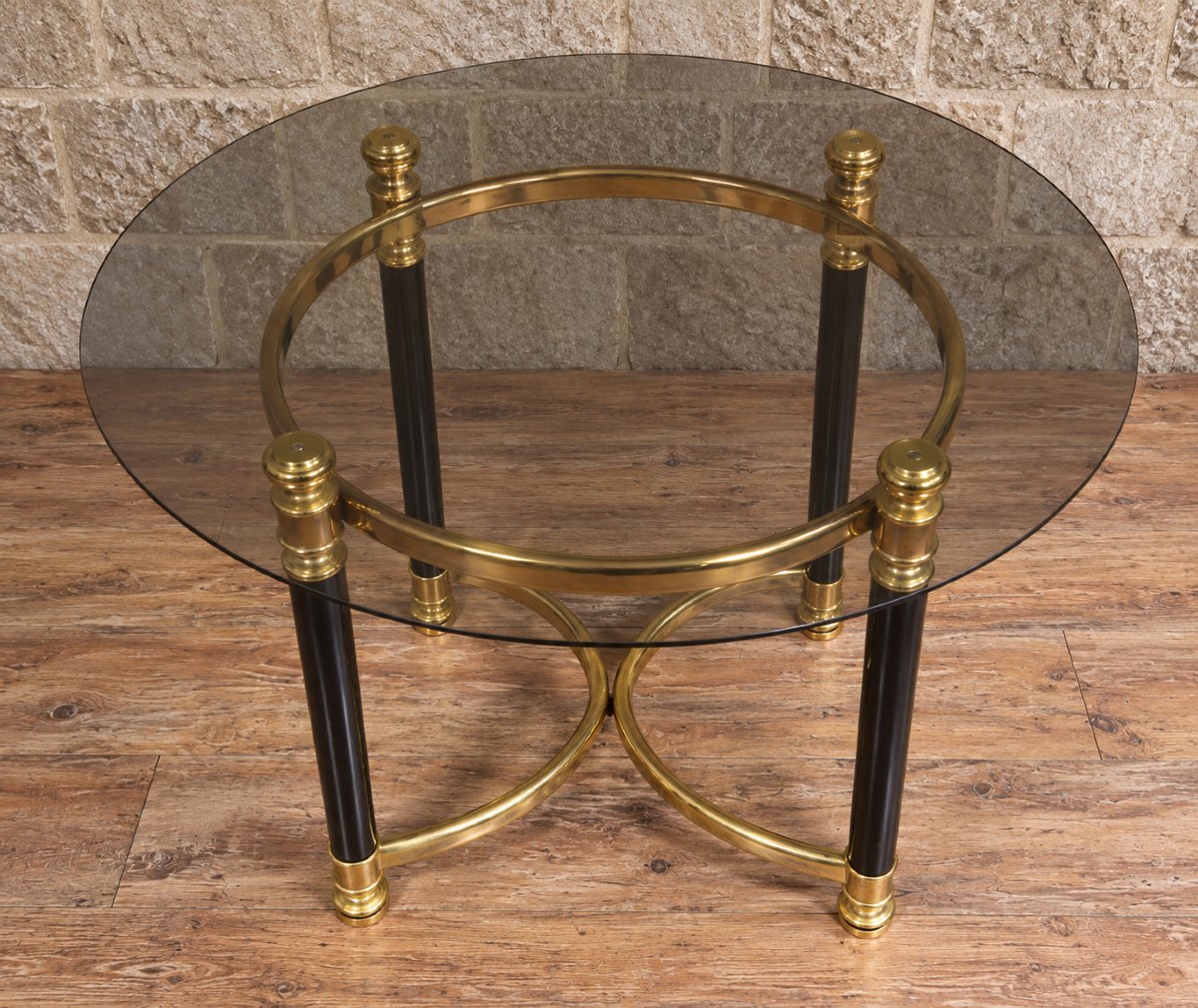 Table d’appoint ronde en laiton et verre fumé – Années 1970