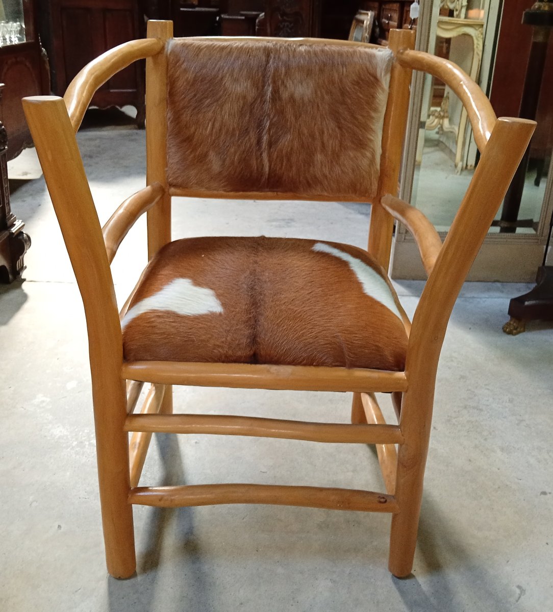 Fauteuil rustique en bois clair et peau de vache – Travail seconde moitié  XXeme -photo-2
