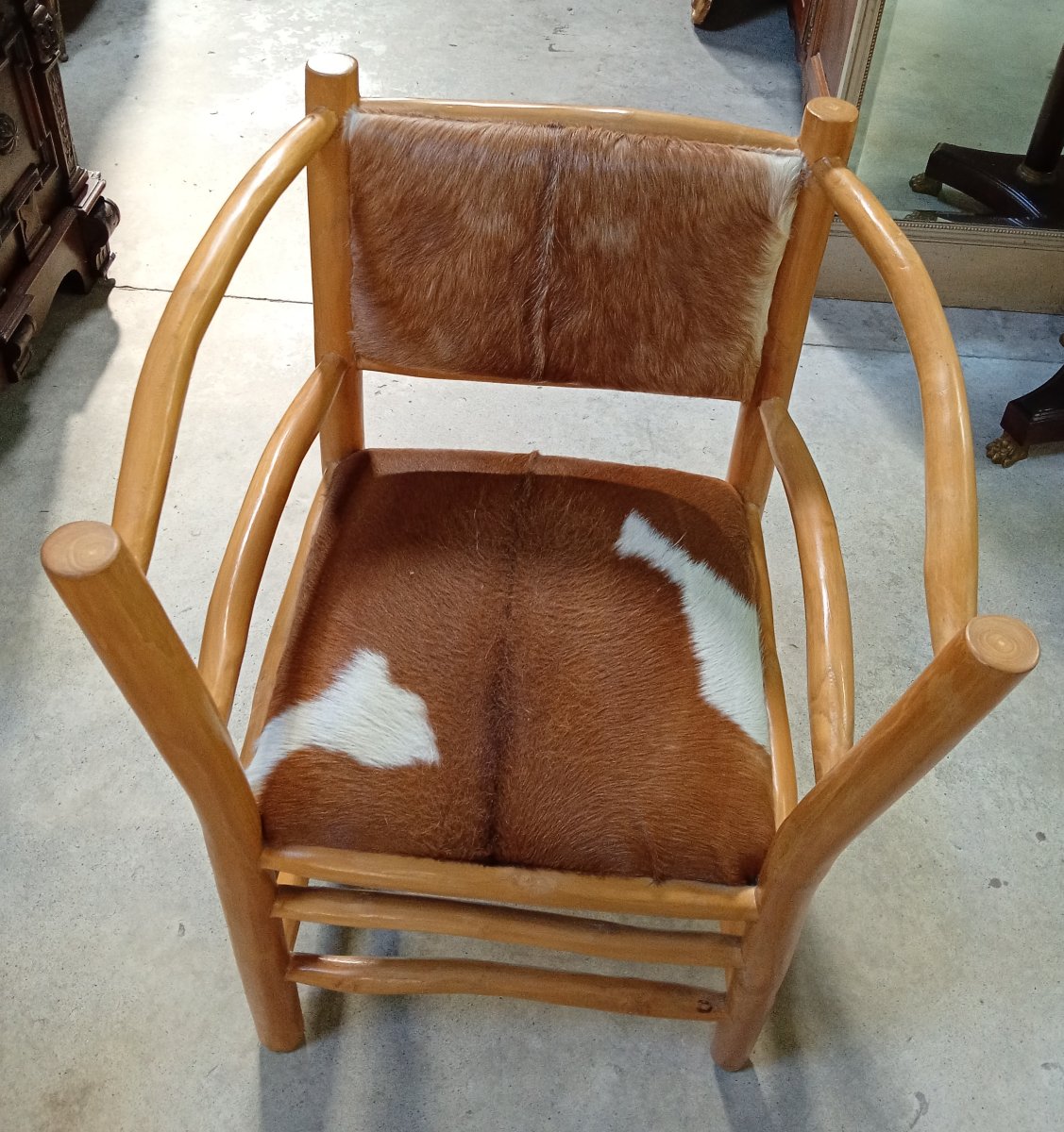 Fauteuil rustique en bois clair et peau de vache – Travail seconde moitié  XXeme -photo-3