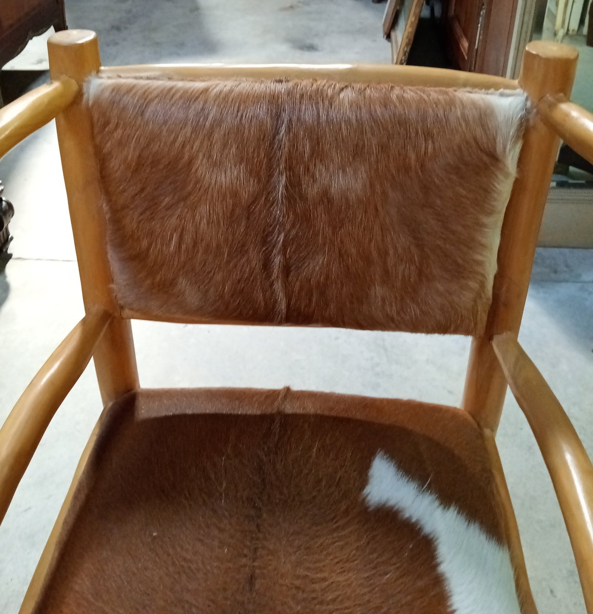 Fauteuil rustique en bois clair et peau de vache – Travail seconde moitié  XXeme -photo-4